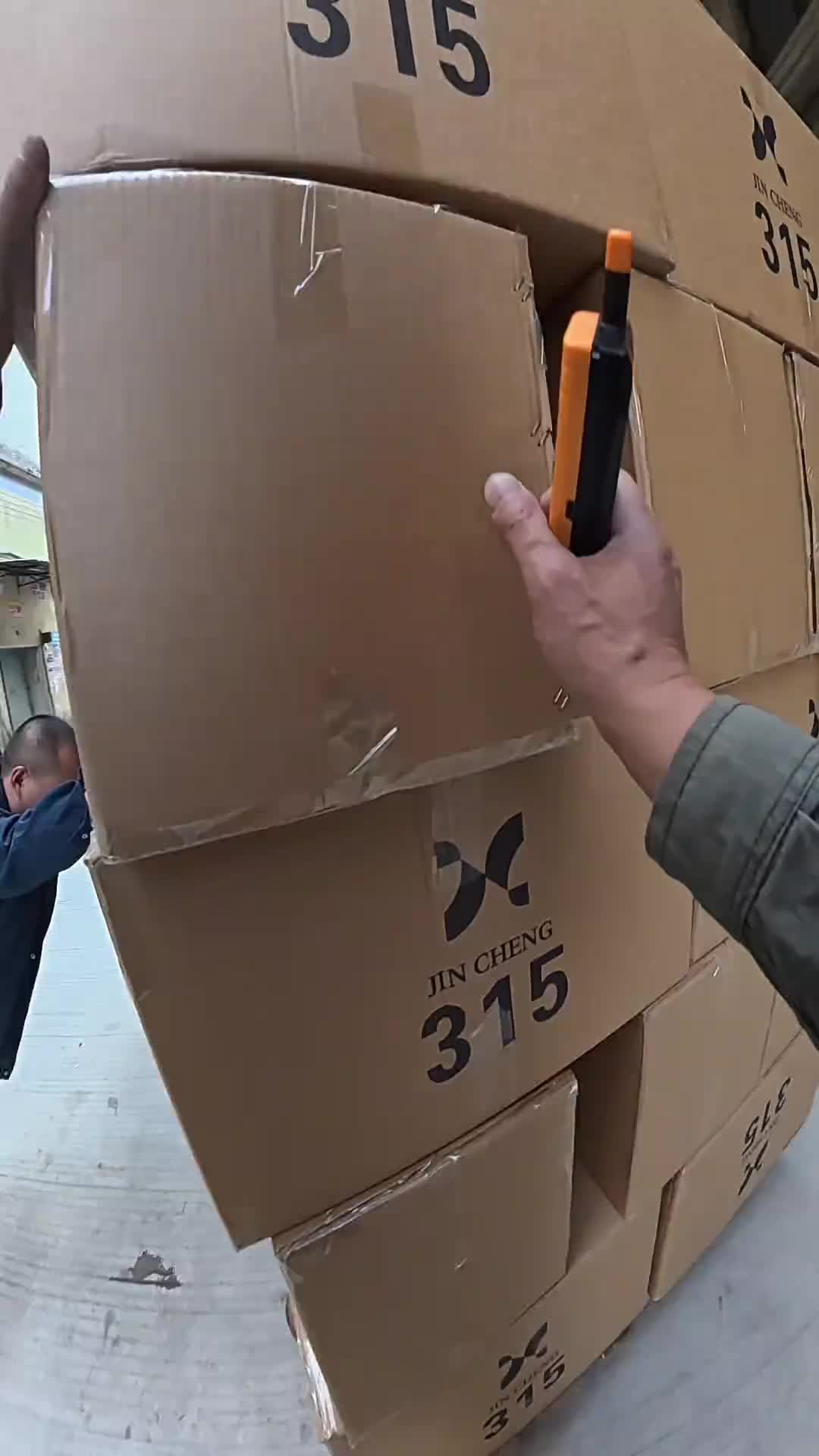 搭把手的界线在哪里？助力泵漏油确认暂时无需更换，又省钱了 货车司机的心酸 货拉拉 货运人在路上 开货车的男人 货运行情