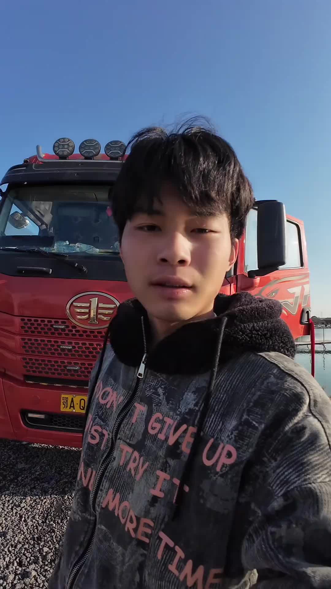 钓场装鱼就是太慢了，不过卸鱼还是挺快的 小小400公里也是轻松完成任务记录卡车生活 1上热门 原创视频 水产品运输