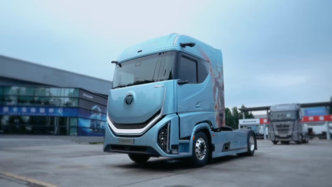 谁说重卡驾驶室只能蜷身将就？ 欧曼银河9 把 “大” 玩出新高度， 今天咱就用瑜伽动作来测一测～