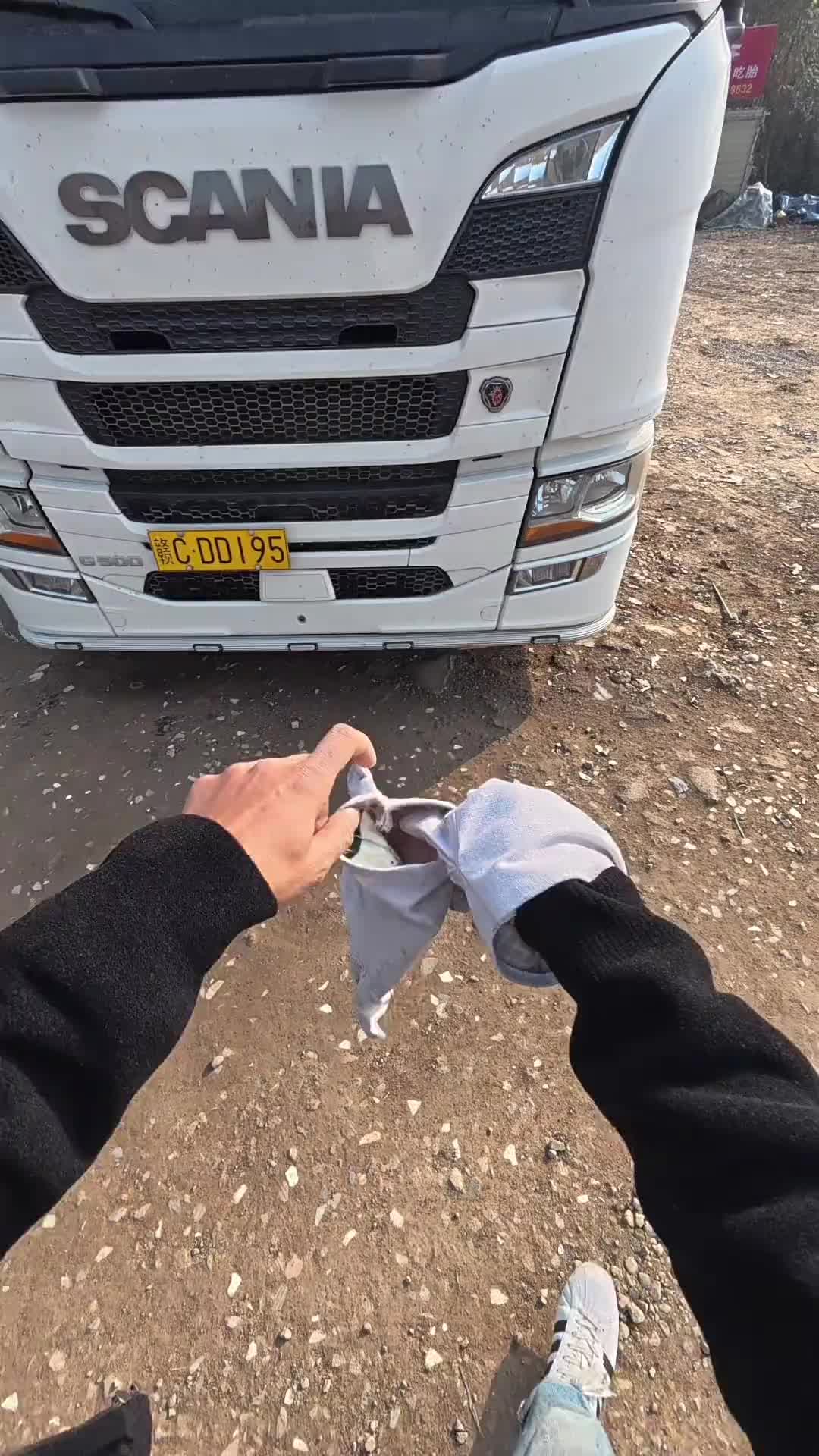 做个保养花了8000多，挡风玻璃还干裂了，肉疼啊 开货车的纯爷们