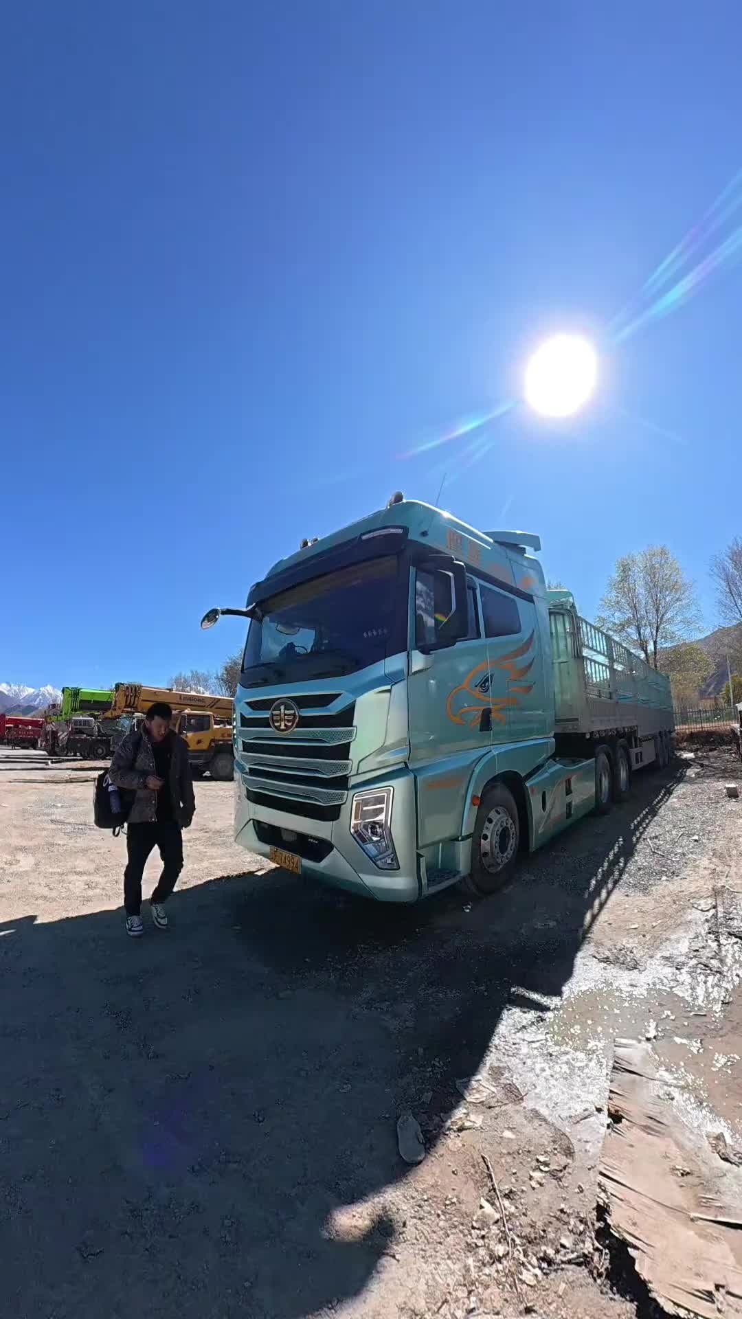 西藏这边货源太少了，在拉萨等了好几天才找到车回云南的货。 这里空气又干燥，嘴巴全部起皮了，时不时还会流鼻血，还是赶紧下高原吧