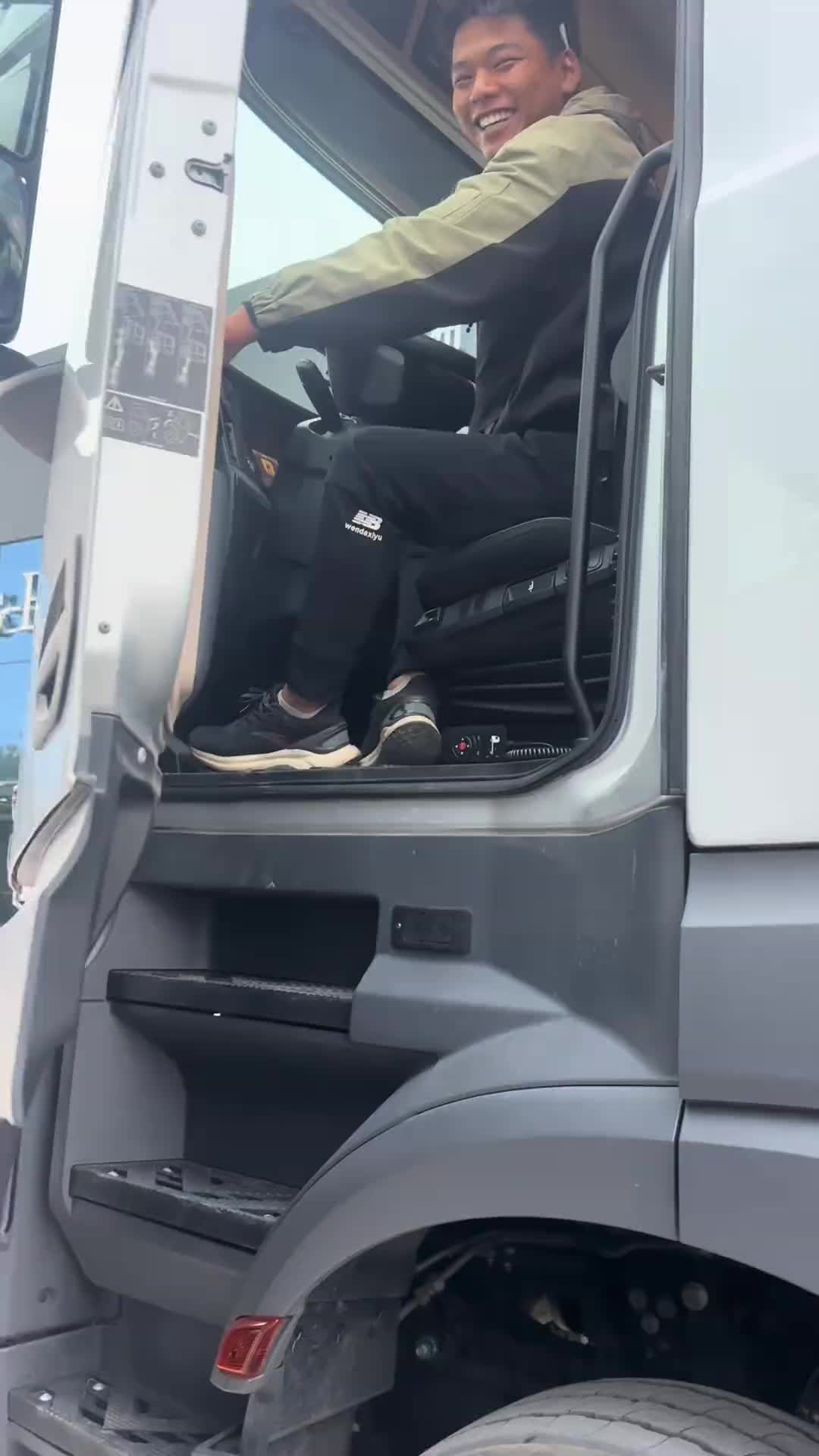 看了两天车没看到头绪，找个奔驰阿克托斯的试驾车试一圈 记录真实生活