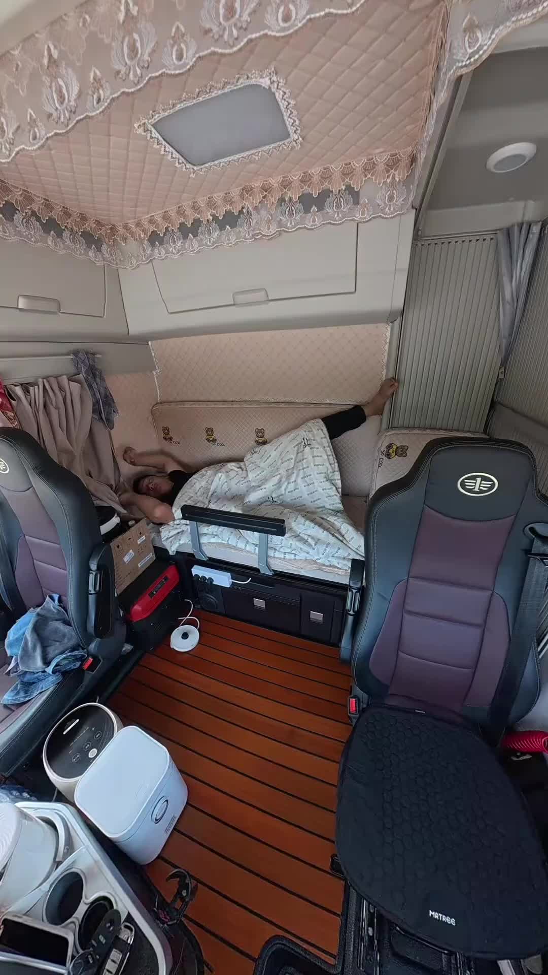 来到广东就走不了了，全是低价货，看来要留在这里看台风了