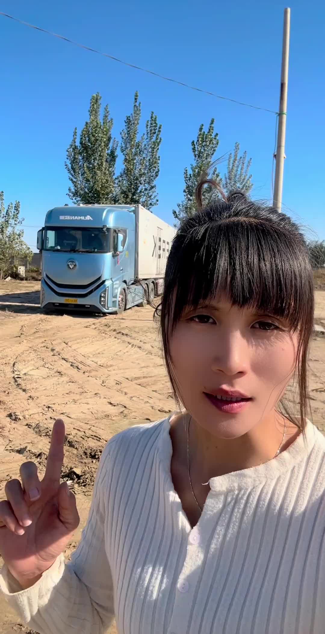 货主几句朴实的话语 一顿简单的饭菜 对司机温和的态度 就像黑暗里的一束光 照亮了咱们脚下的路 也照亮了司机的心 愿咱们司机每一段