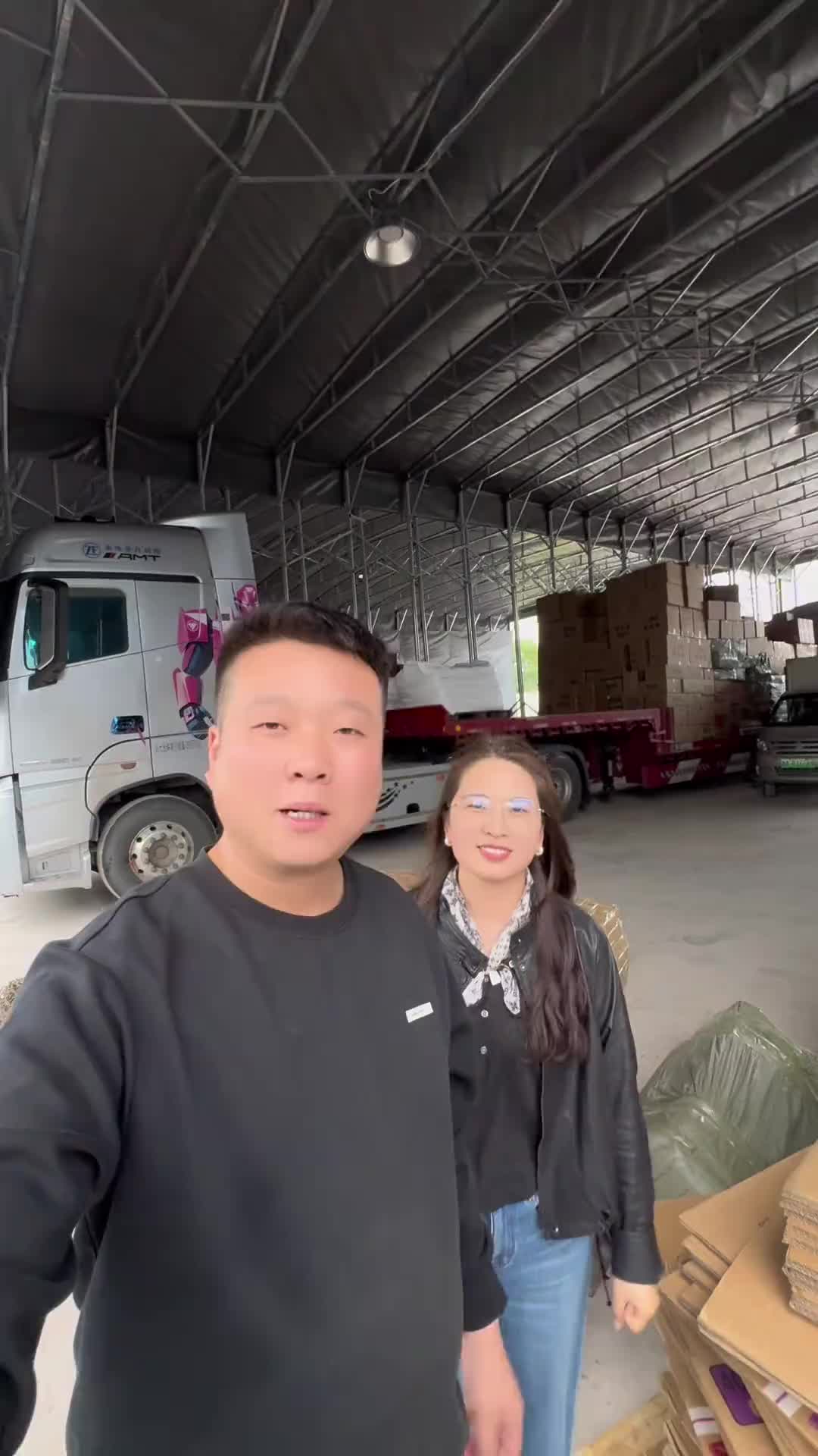 90后卡车夫妻放空郑州装一车百货出发浙江，全程2000里地，由于老板给装超了两吨，跑了半夜也没上去高速，用一条视频记录我们这一路