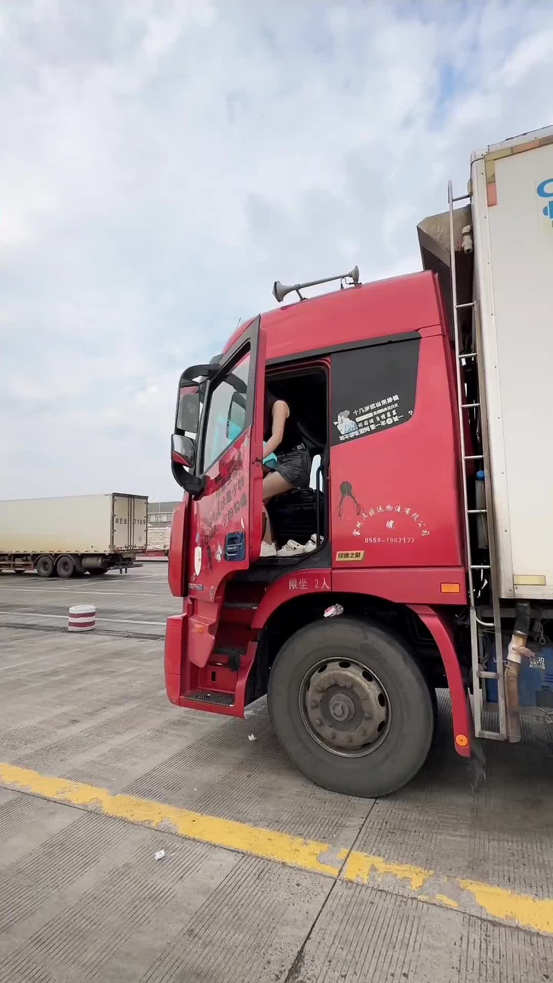 这两天给熬死了，昨天在山东换完轮胎立马开去装货，这几天晚上都是熬整夜的开车，一天一顿饭，下午到达连江好好歇歇开车奔赴浪漫 晒