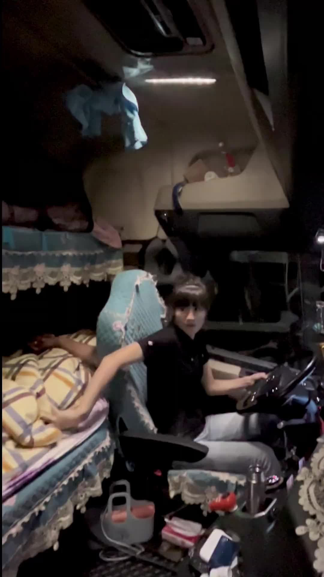 跟着老秦这一路走来 从开始的一穷二白到现在负债累累 每天是赶不完的路 熬不完的夜 吃不完的泡面 吵不完的架 这一天天跑的还挺带劲