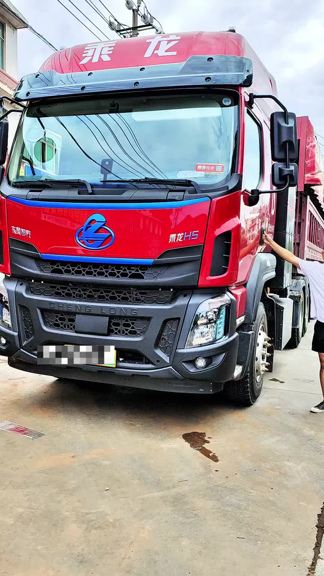 乘龙新能源牵引车交车