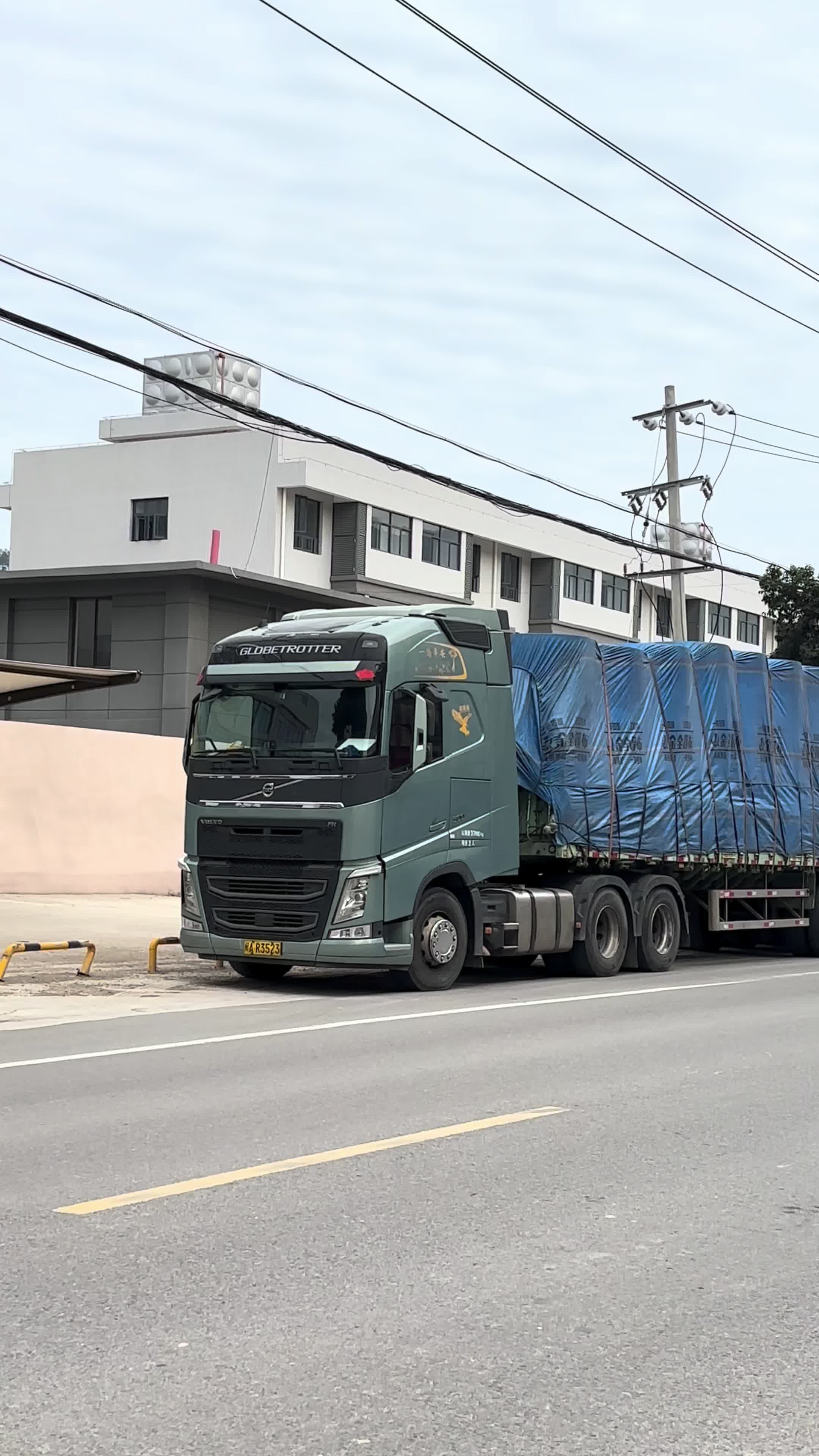 真的太喜欢金属漆了！轮毂擦的都发亮的沃尔沃FH500