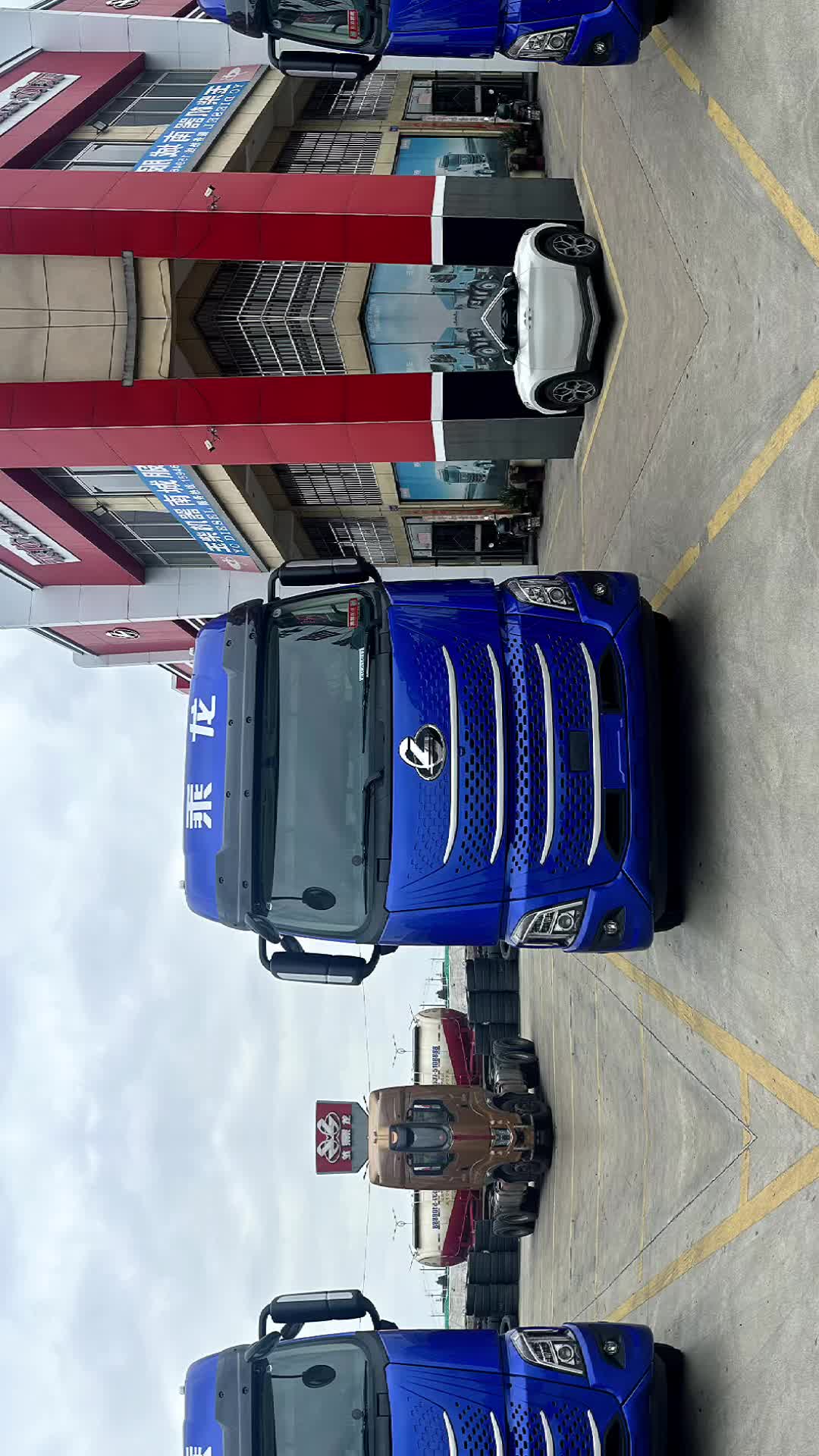 东风柳汽乘龙H7  8*4。9.5米仓栅式运输货车