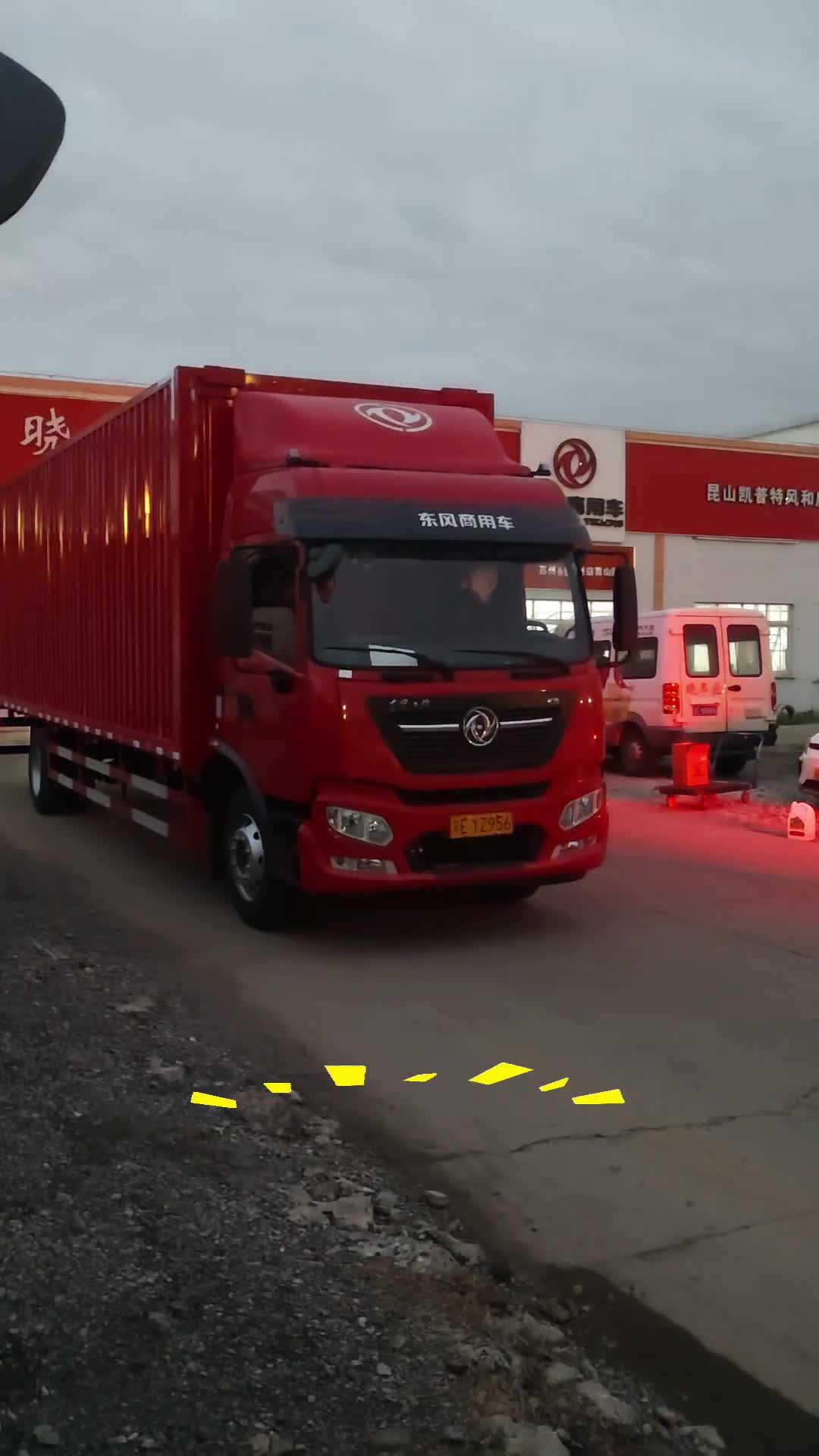 又交付一辆东风天锦！